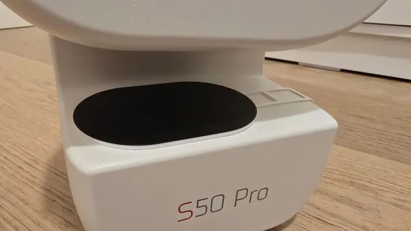 Czarny stały dekielek na półce obudowy rozłożonego Seestara S50 Pro
